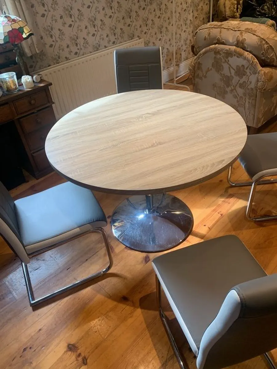 Table and 4 chairs - Image 1
