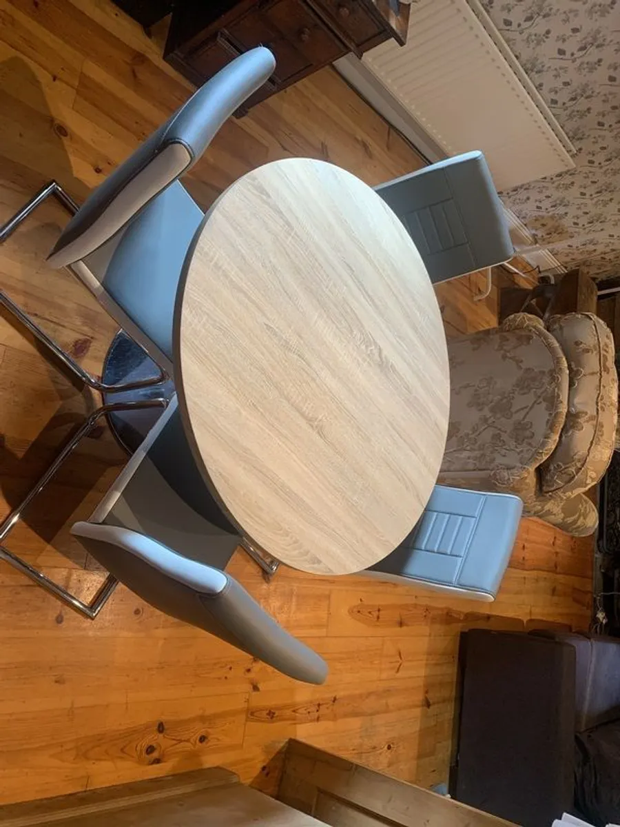 Table and 4 chairs - Image 2