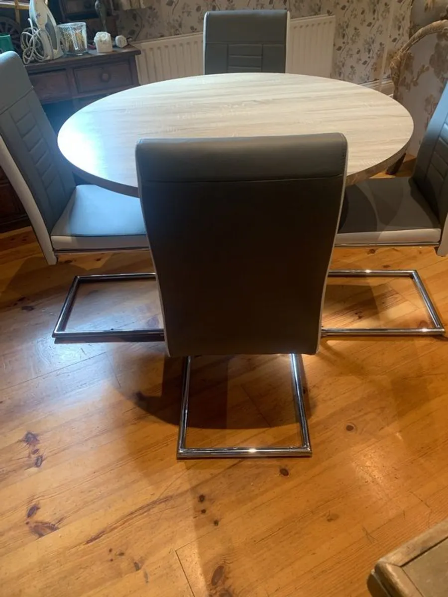 Table and 4 chairs - Image 3