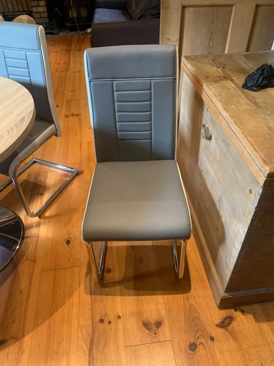 Table and 4 chairs - Image 4