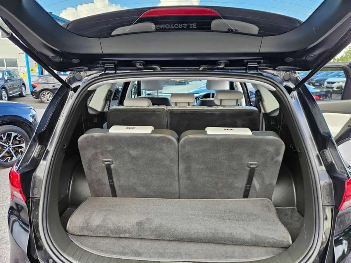 Hyundai Santa Fe Executive Plus 4WD DCT 5DR AUT - Image 3