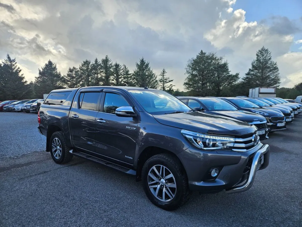 Toyota Hilux 2.4 D4D Invincible 4WD D/C 4DR - Image 1