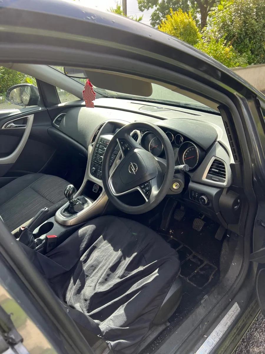 Opel Astra 2010 - Image 2