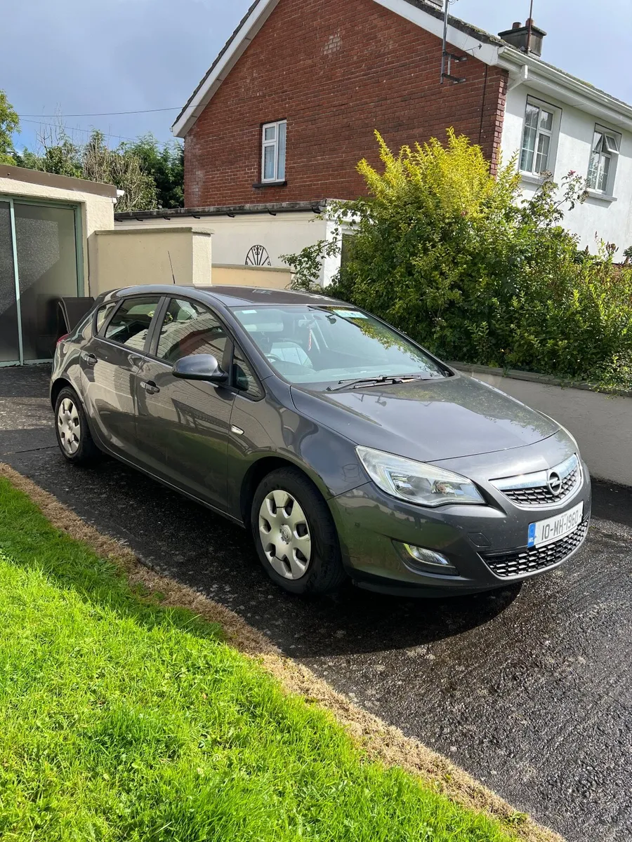 Opel Astra 2010 - Image 1