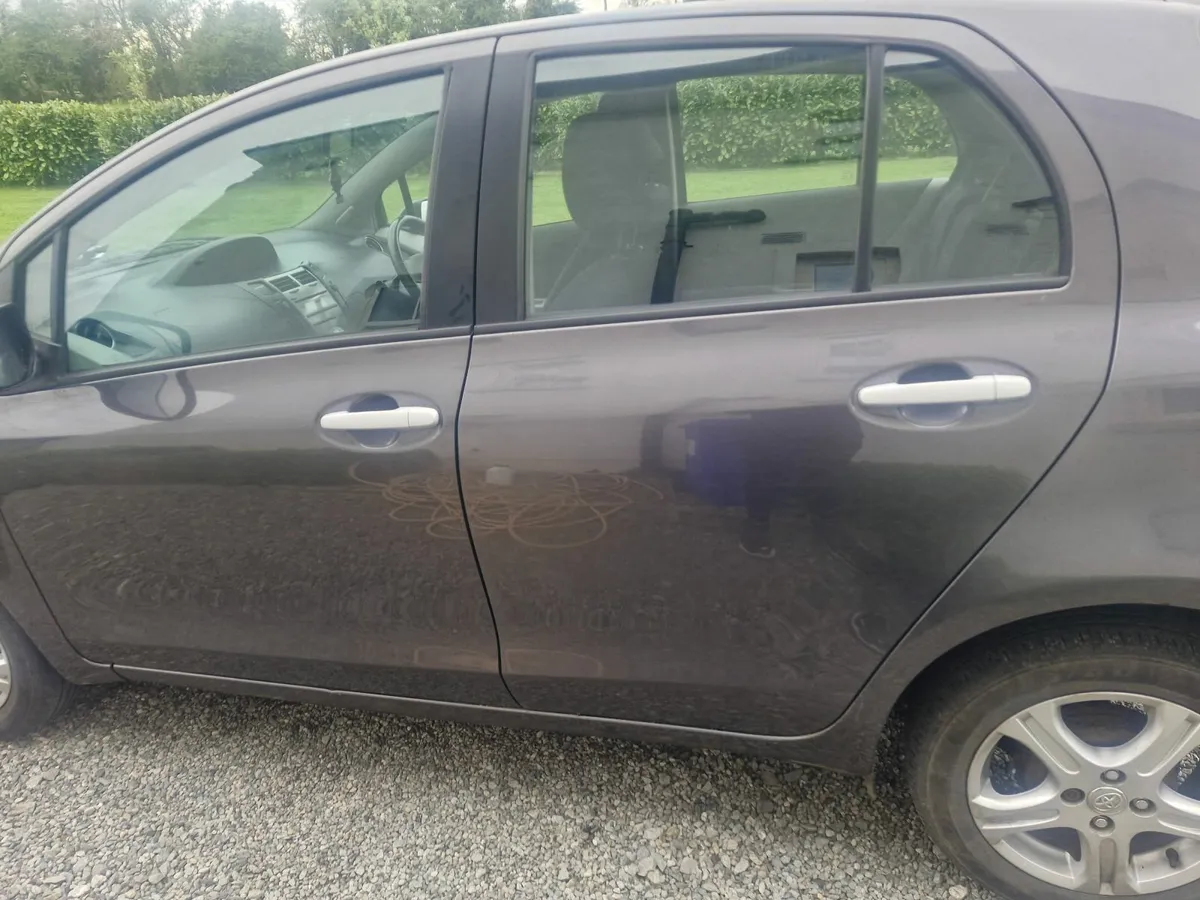 Toyota Yaris 2010 - Image 2