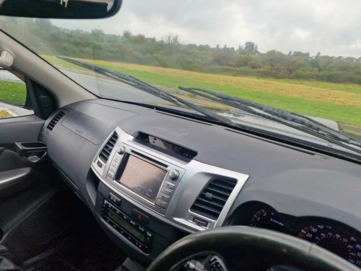 2012 toyota hilux for sale in excellent condition - Image 4