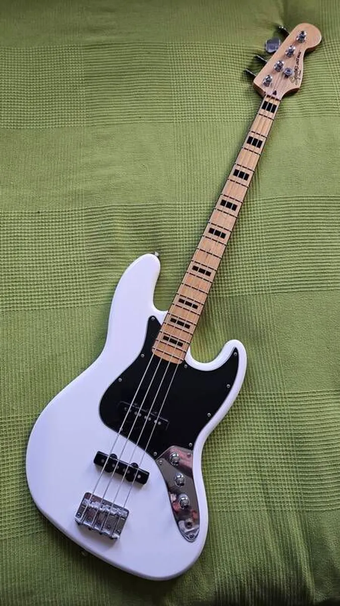 Squier Jazz Bass - Image 1