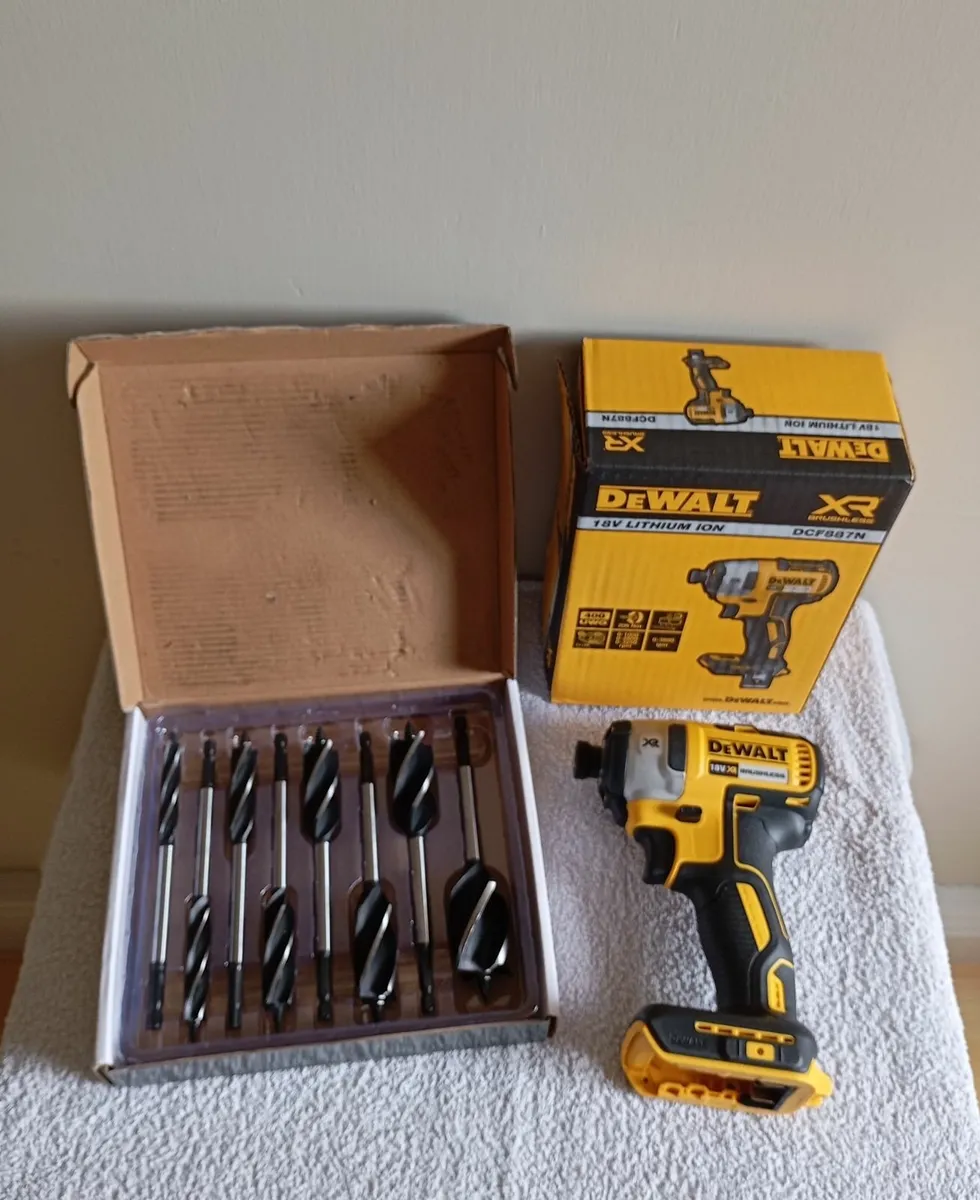 DeWalt dcf887  Impact Driver - Image 1