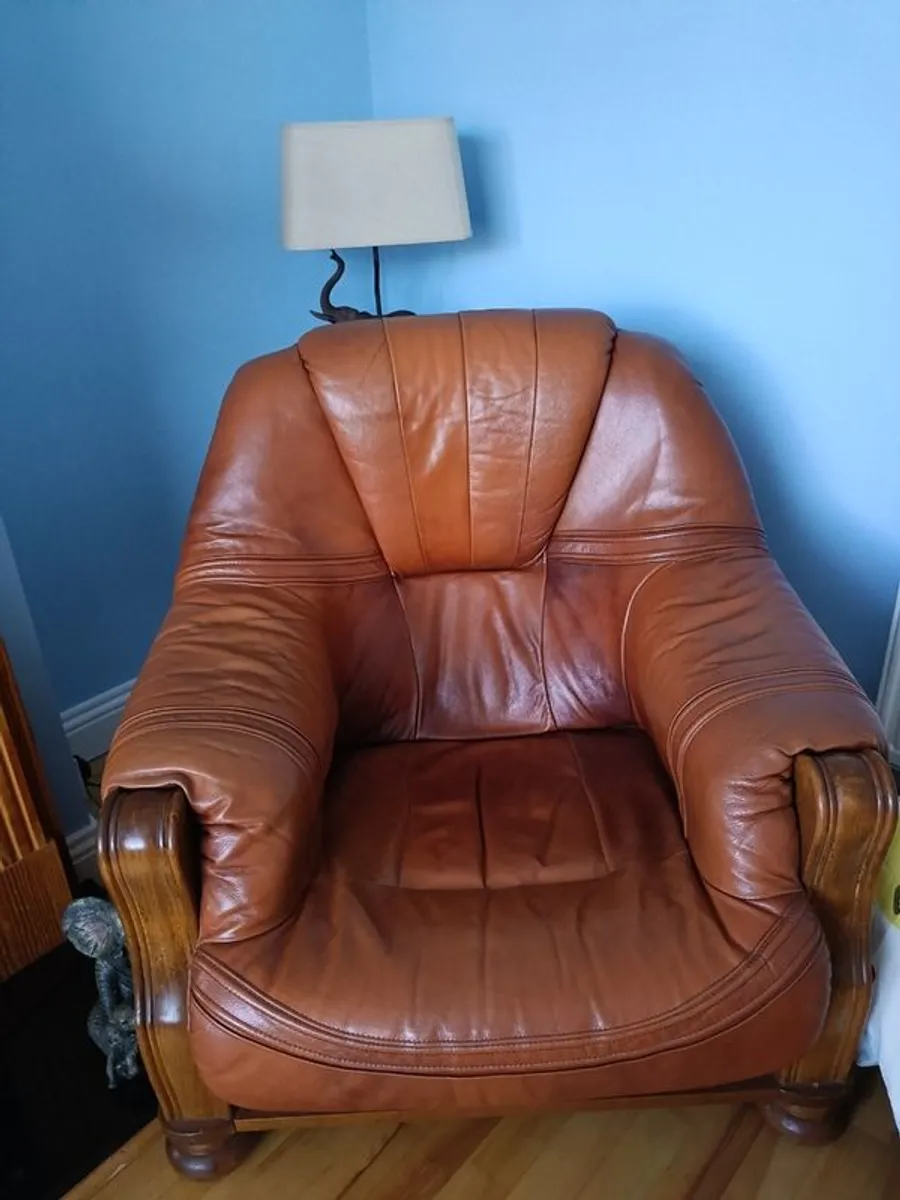 Three piece suite - Image 4