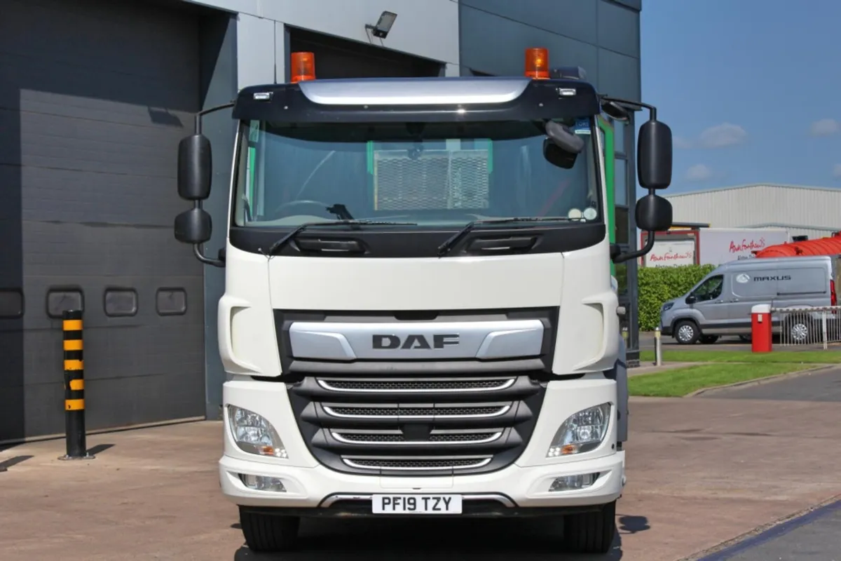 2019 DAF CF 410 8X2 CHEESEWEDGE-BEAVERTAIL BODY - Image 2