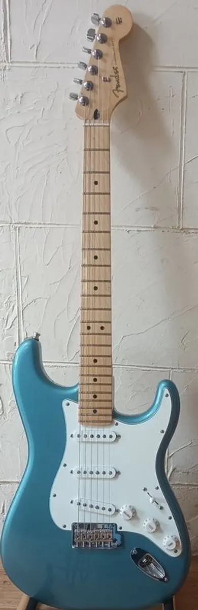 Fender Mexican Player  Series Strat + a Fender  softcase - Image 1