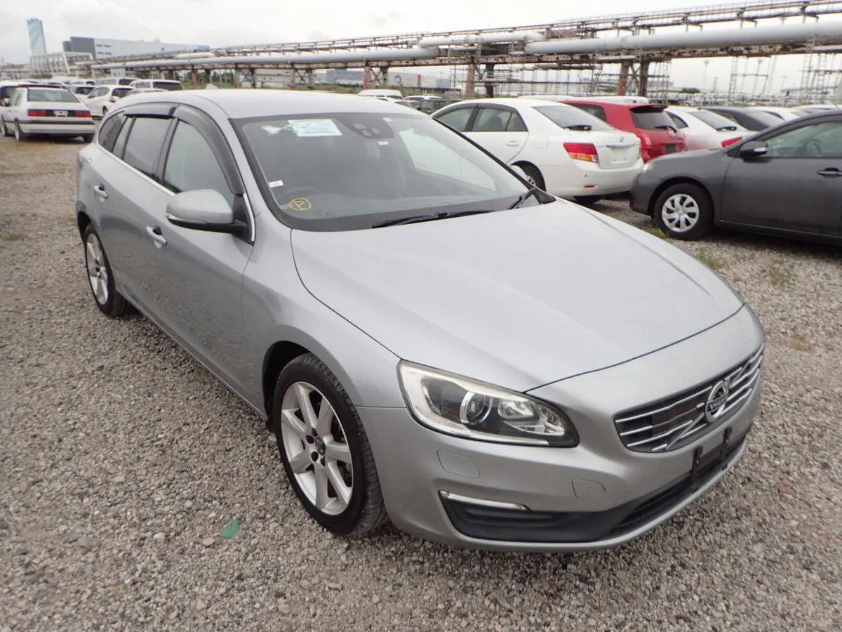 Volvo V60 2.0D4 SE LUXURY 5DR ESTATE AUTOMATIC // - Image 1