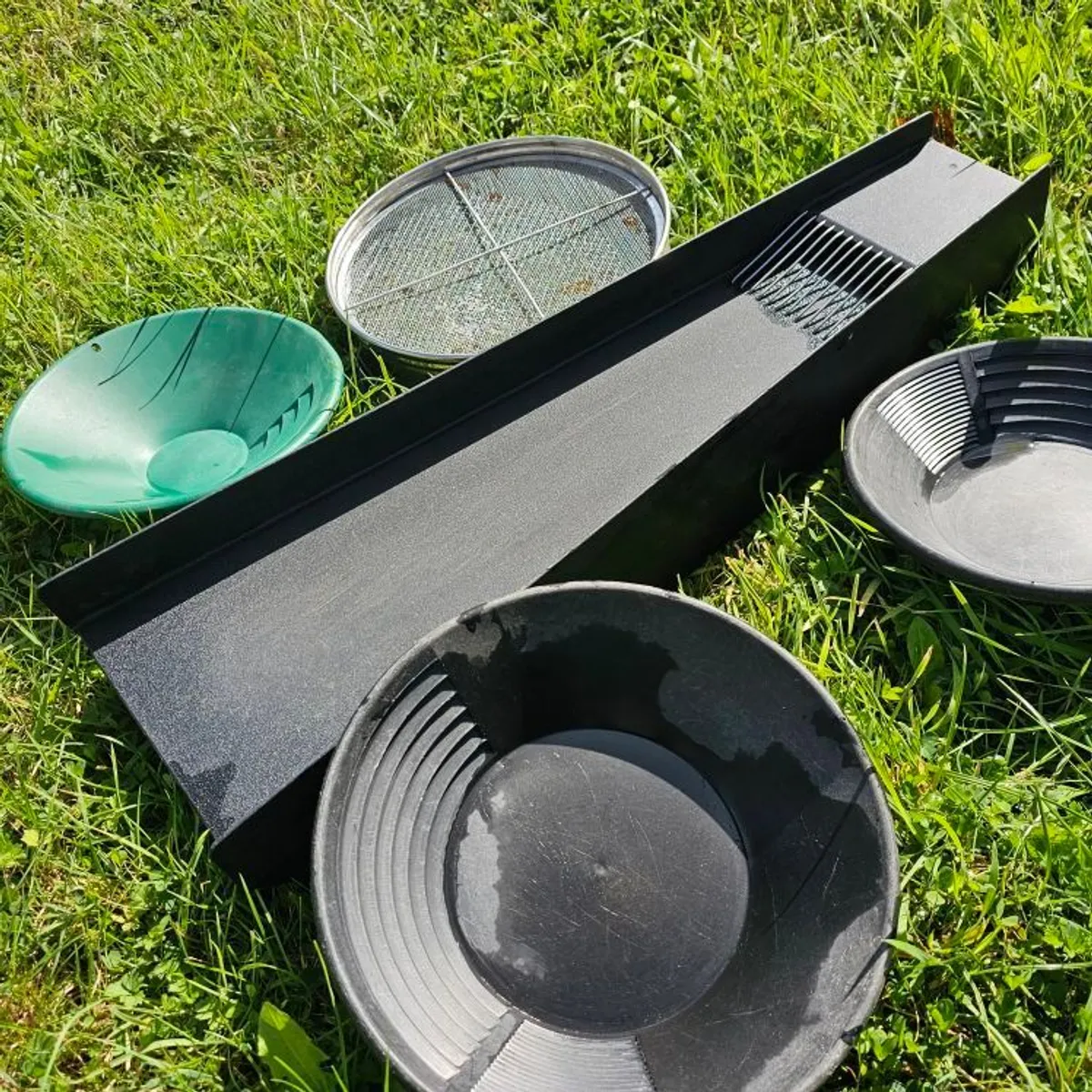 Gold panning sluice, pans and sieves - Image 1