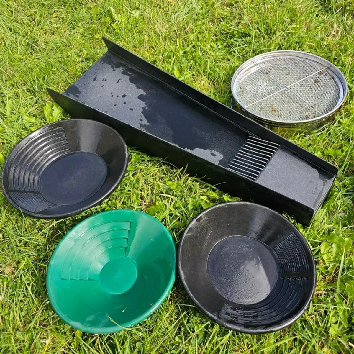 Gold panning sluice, pans and sieves - Image 2
