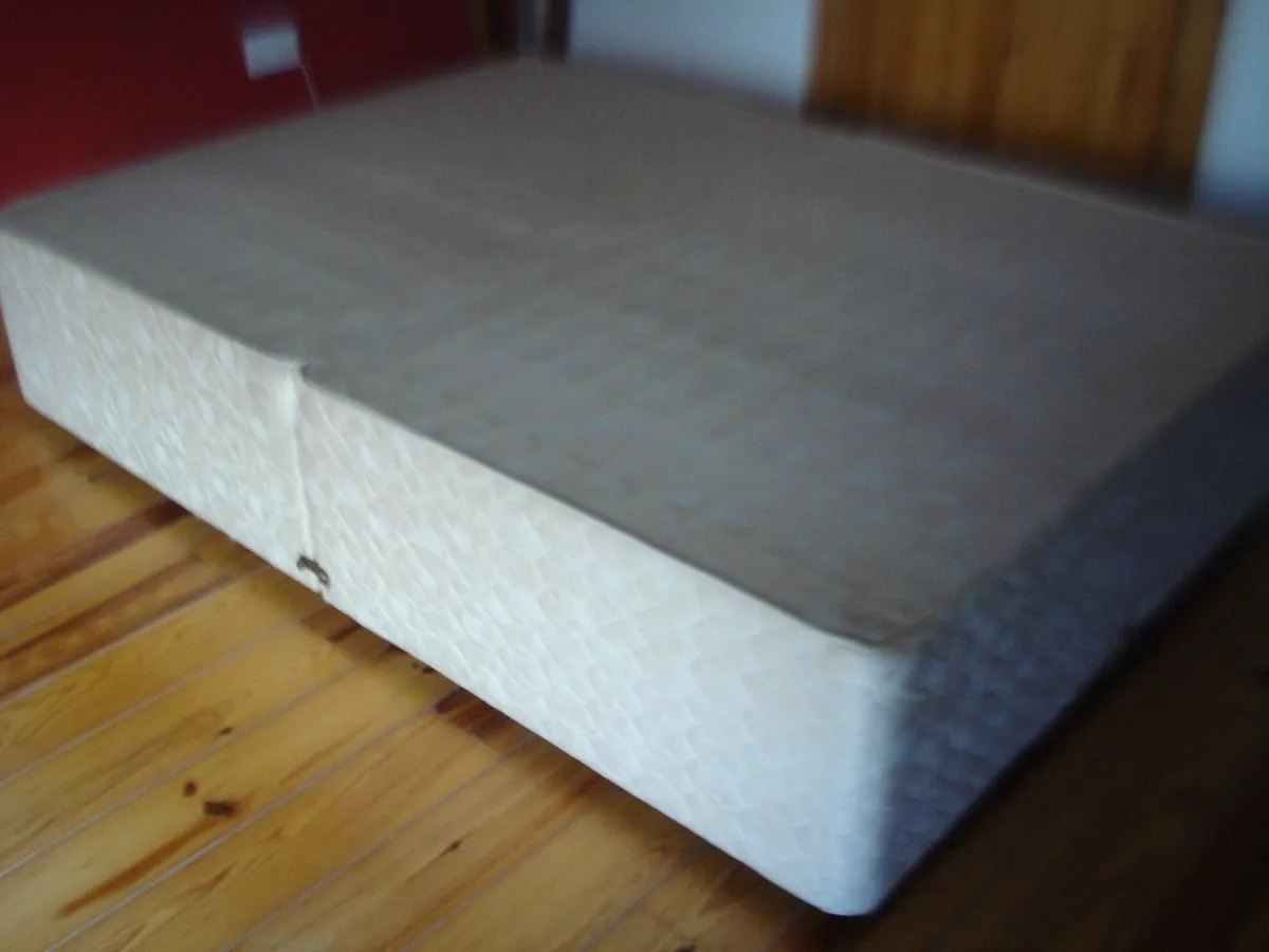 SLUMBERLAND DOUBLE DIVAN BED BASE. - Image 1
