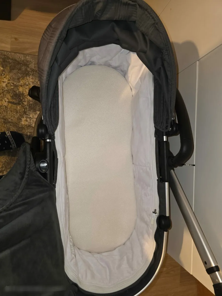 Icandy Peach with car seat and Isofix  Immaculate. - Image 4