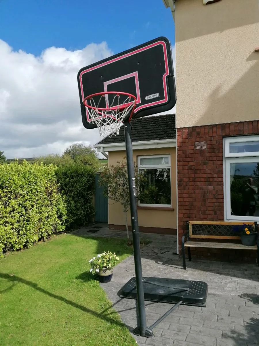 Basketball hoop and stand - Image 1