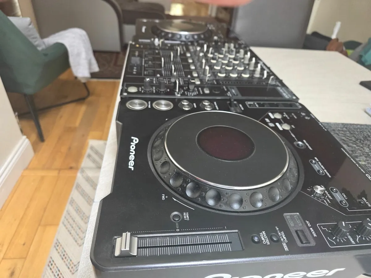 Dj equipment - Image 1