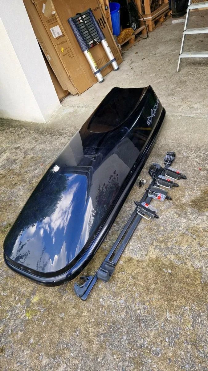 Roof box and roof bars - Image 1