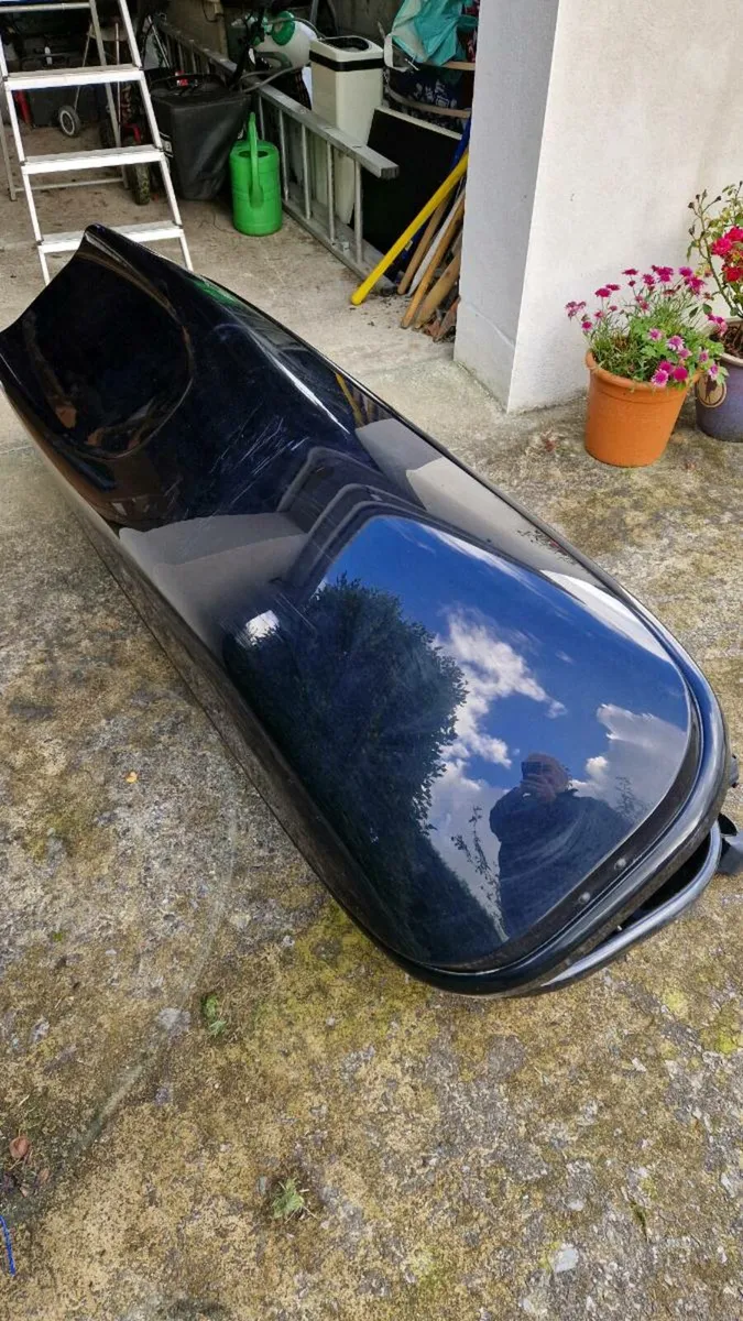 Roof box and roof bars - Image 3