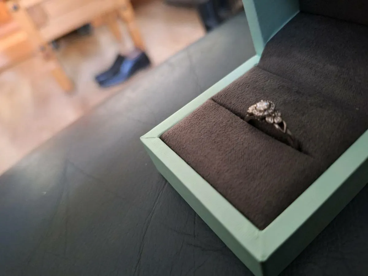 Womens engagement ring - Image 2