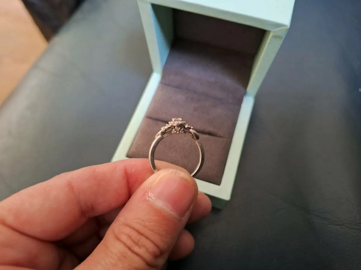 Womens engagement ring - Image 4