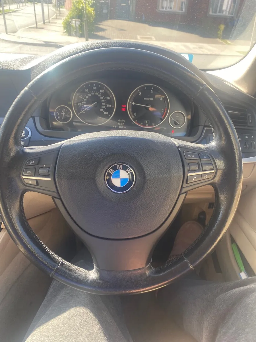 BMW 5-Series 2011 - Image 2