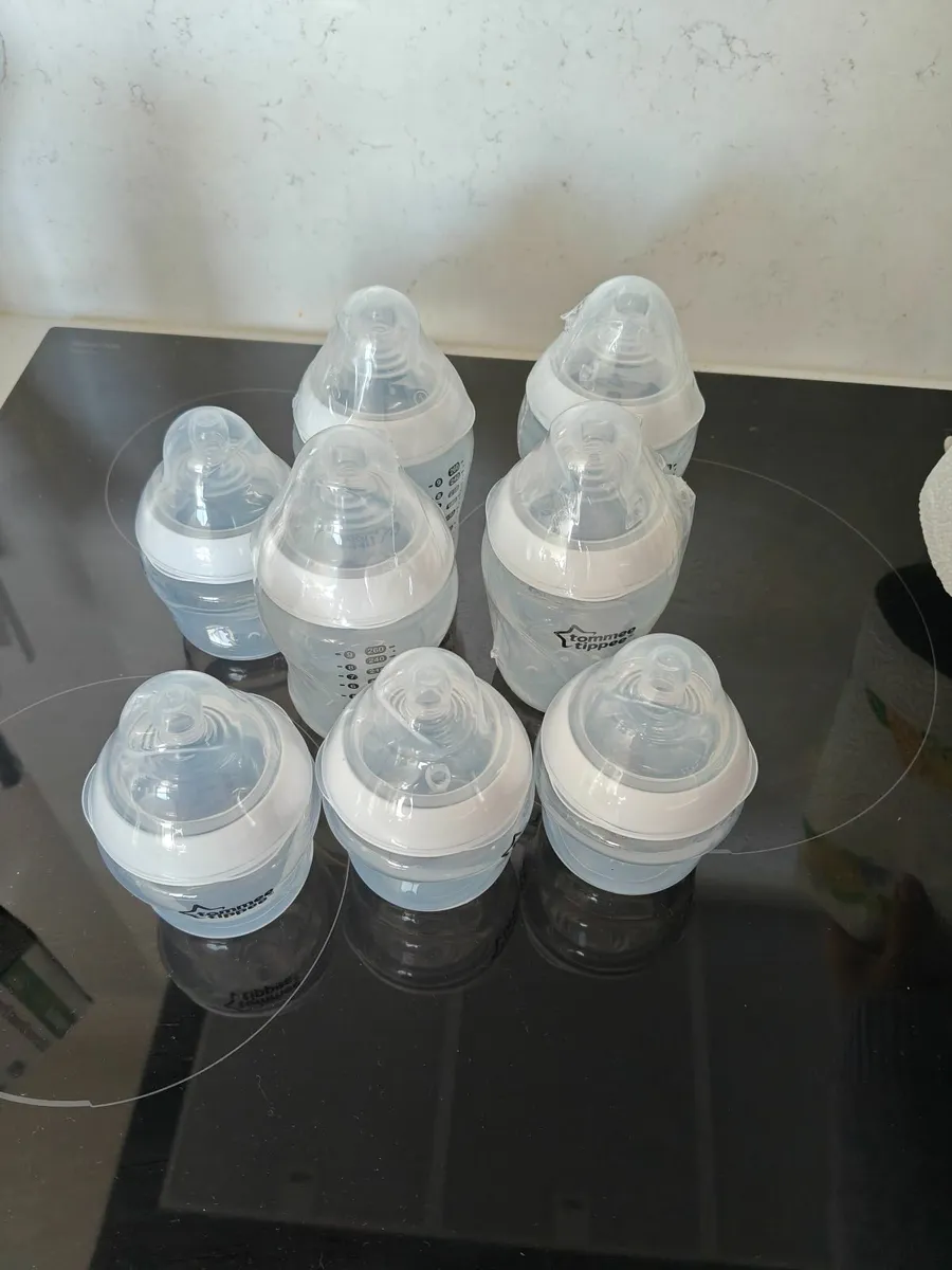 8 Tommee tippee baby bottles