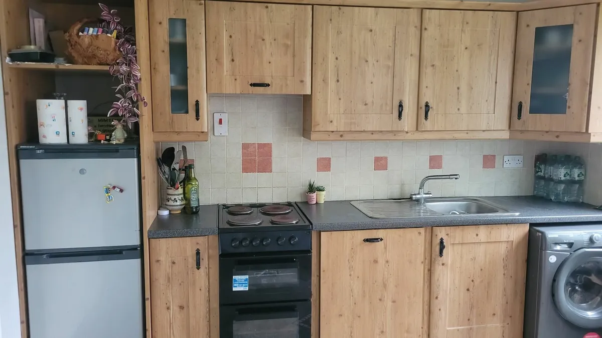 Kitchen with appliances - Image 1