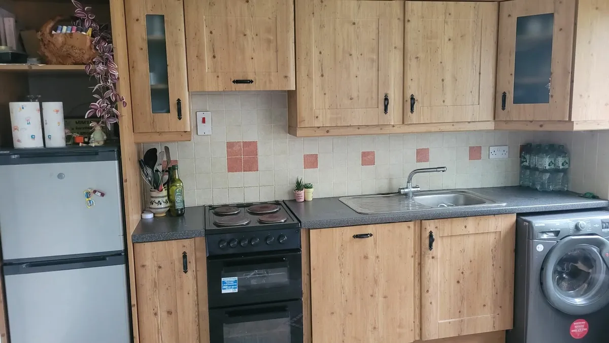 Kitchen with appliances - Image 2