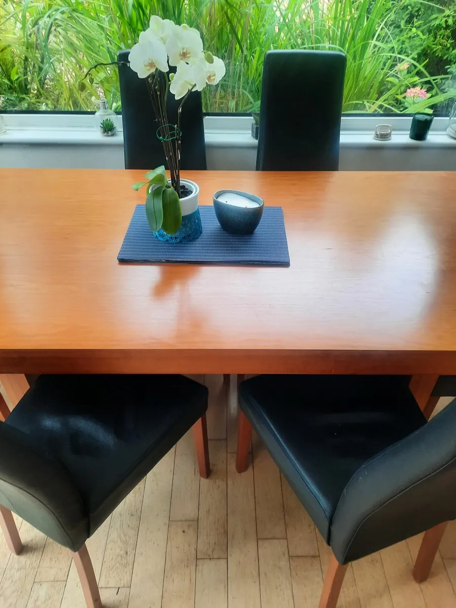 Diningroom table with six chairs - Image 1
