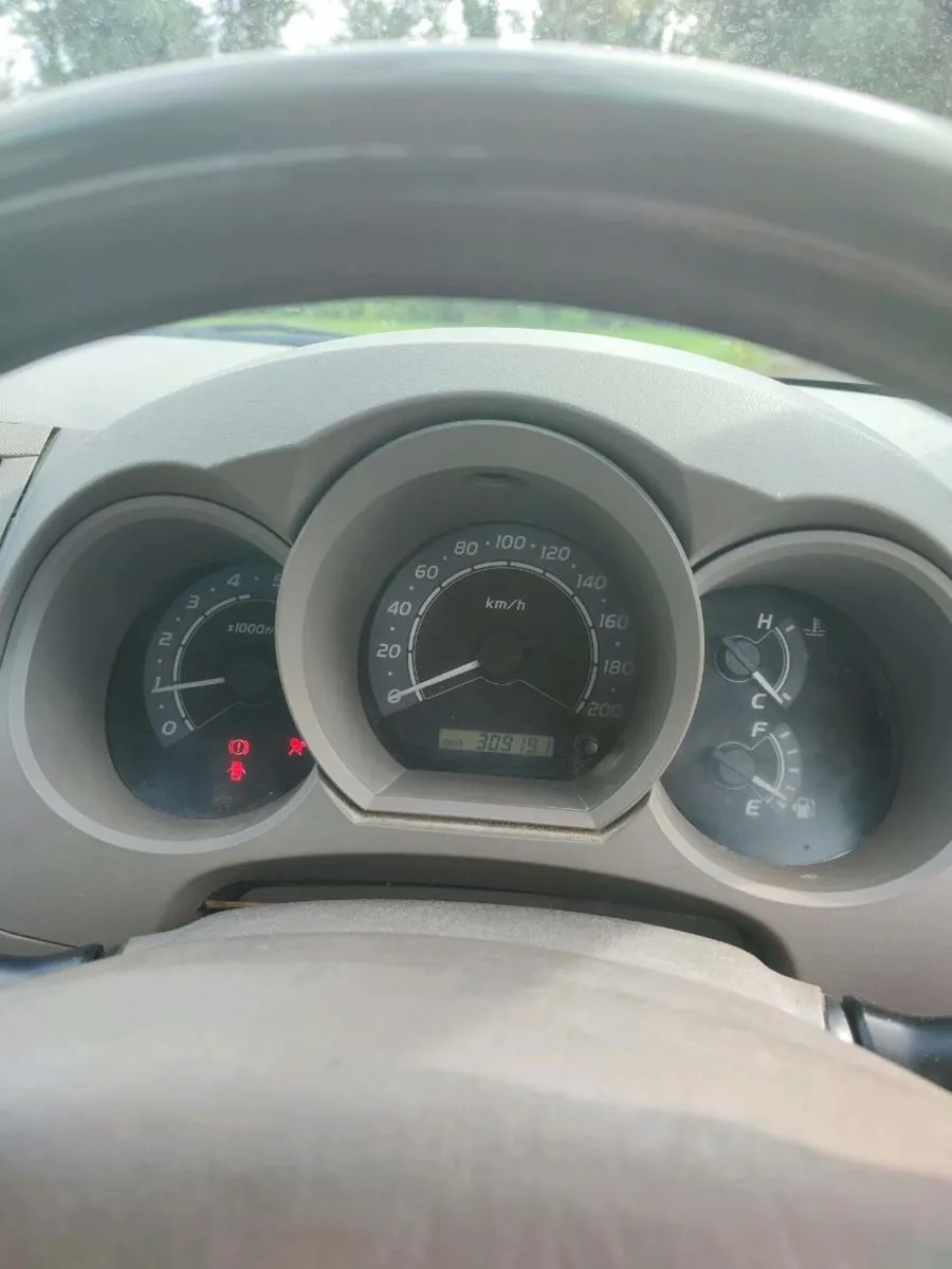 Toyota Hilux 3.0 Automatic Crew cab - Image 3