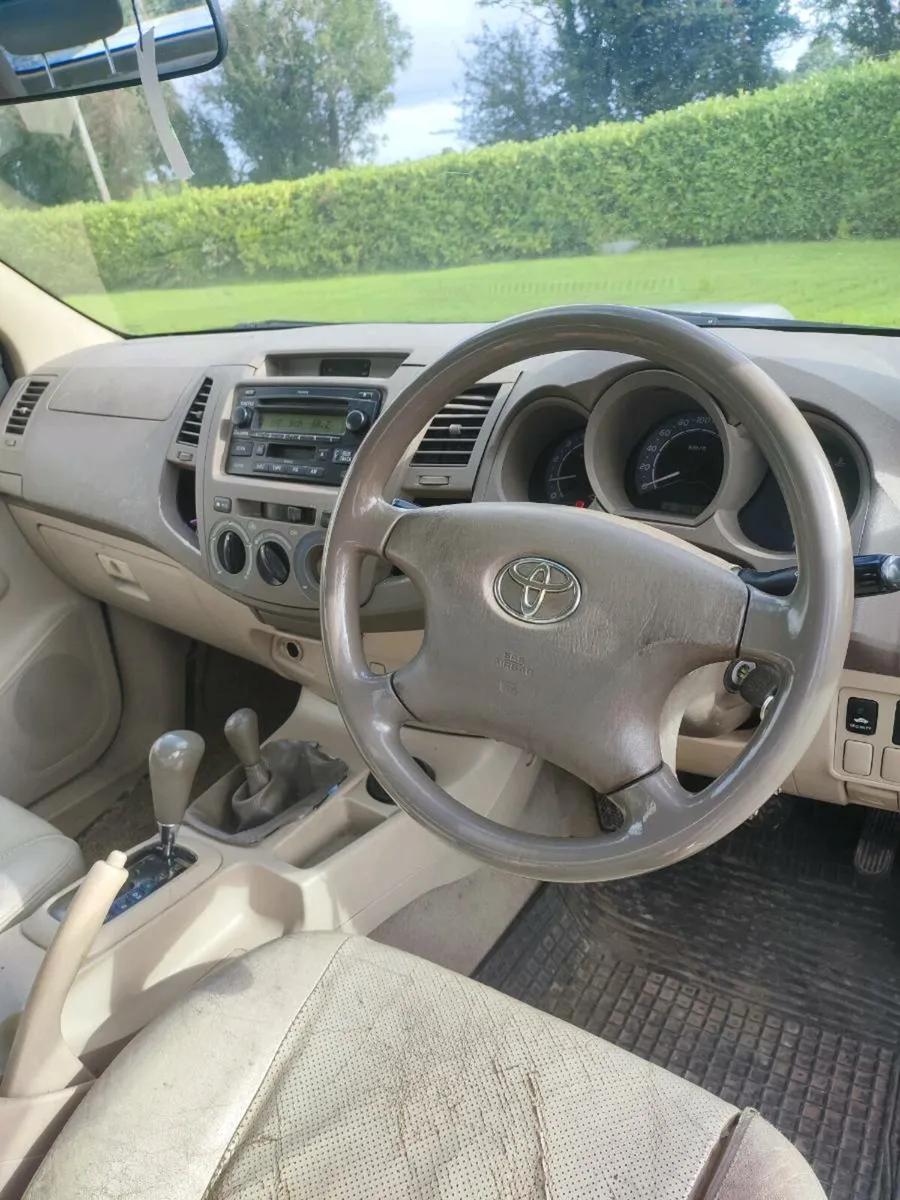 Toyota Hilux 3.0 Automatic Crew cab - Image 4