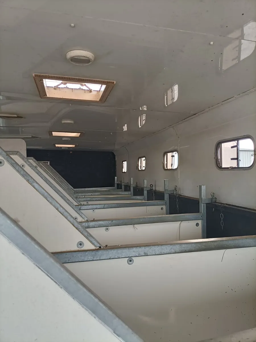 2006 Volvo FM Horse lorry stalled for 9 - Image 2