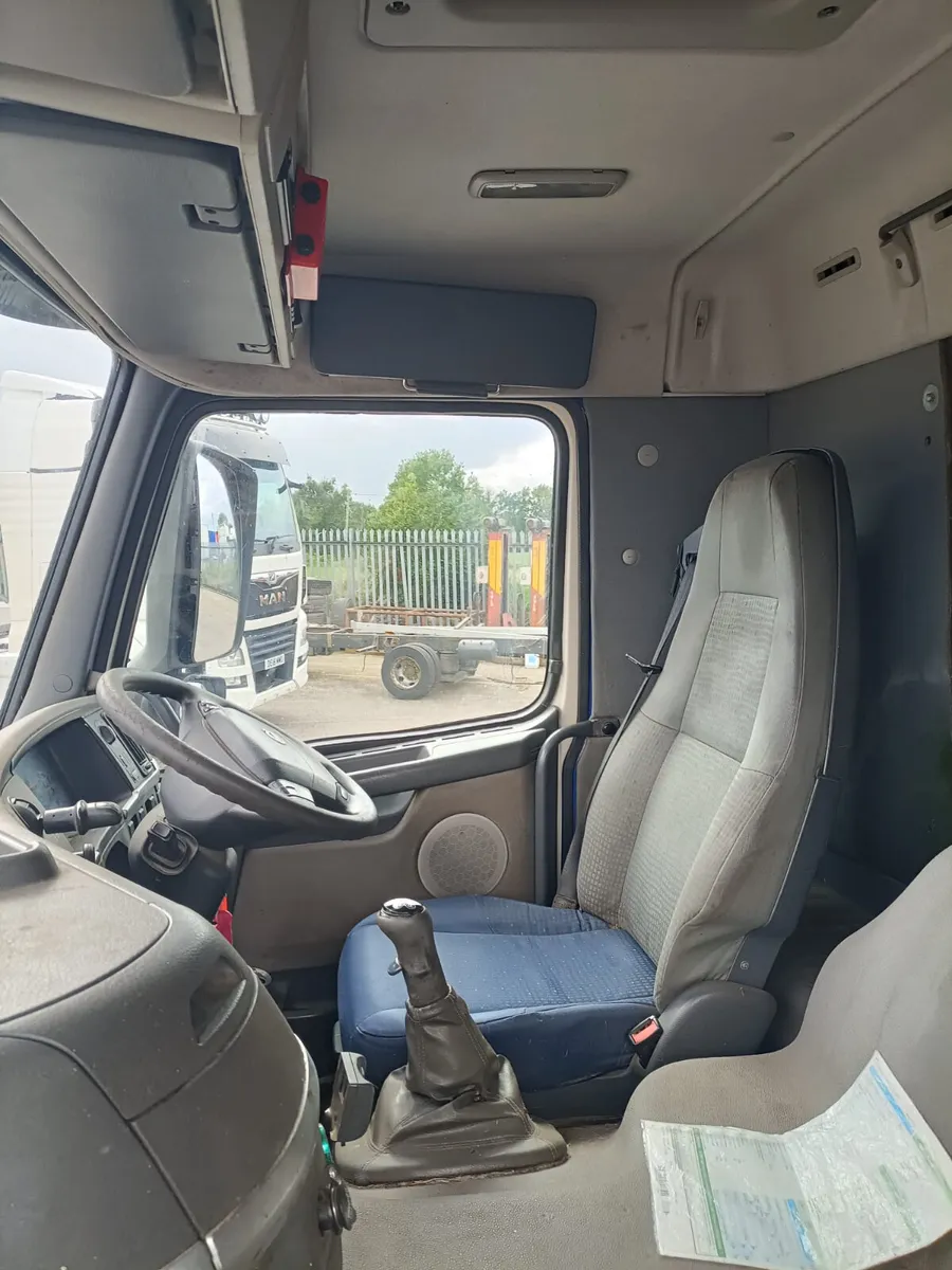 2006 Volvo FM Horse lorry stalled for 9 - Image 3