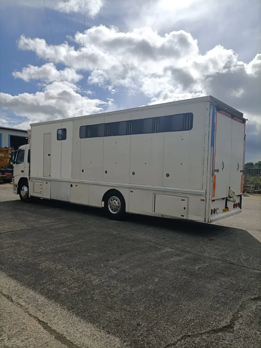 2006 Volvo FM Horse lorry stalled for 9 - Image 4