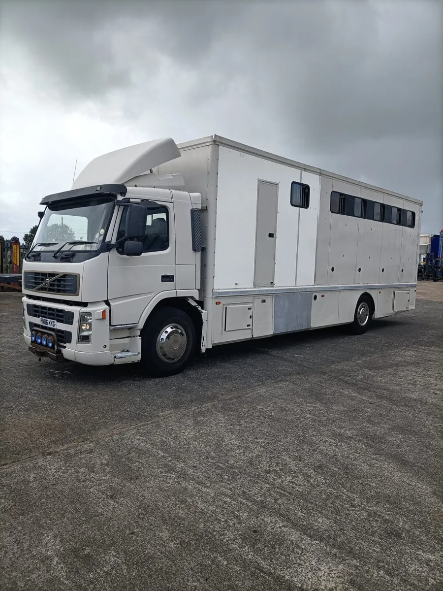 2006 Volvo FM Horse lorry stalled for 9 - Image 1