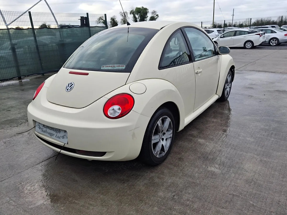 *2010 Volkswagen Beetle - Image 4