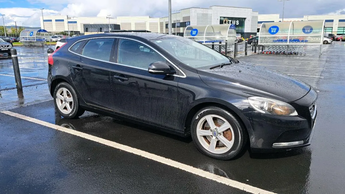 2014 volvo v40 nctd 6/26 - Image 1