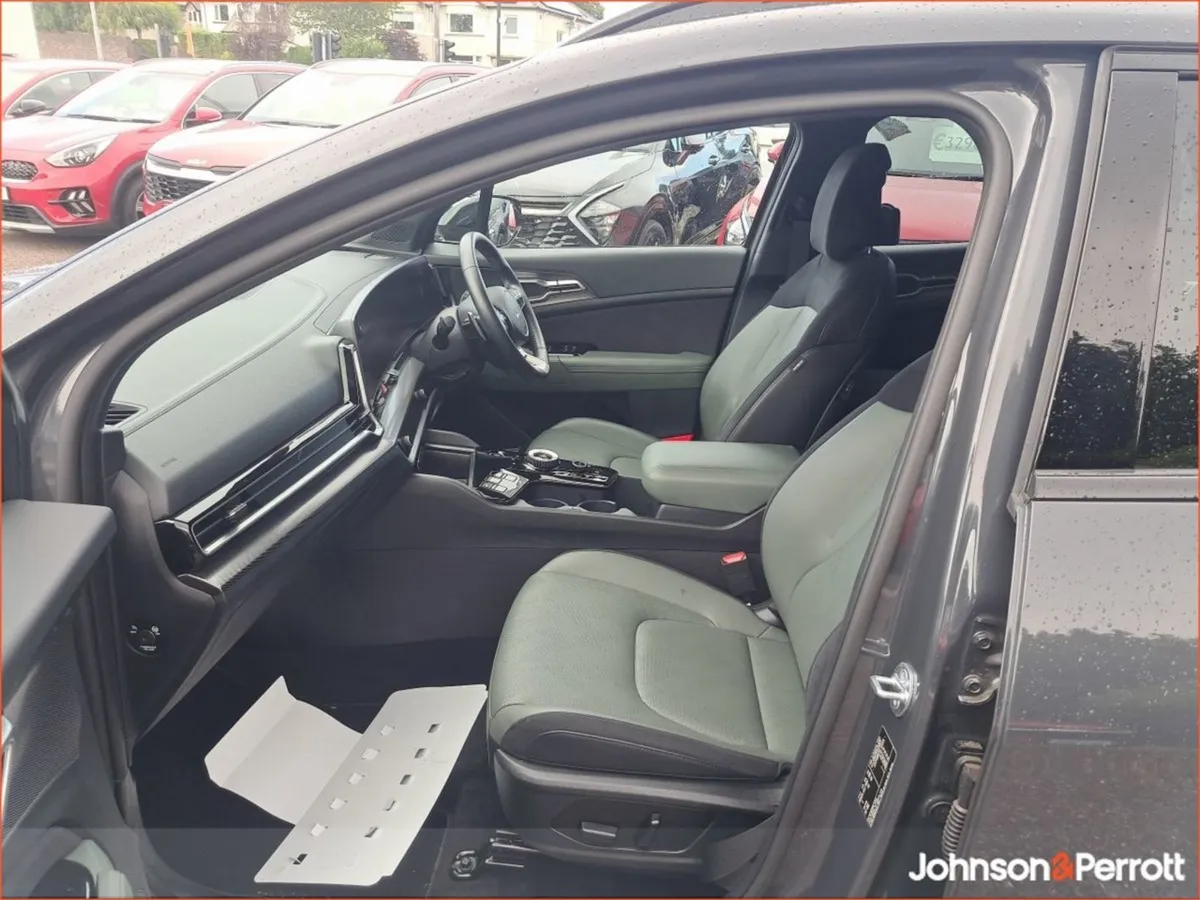 Kia Sportage Anniversary Edition Plug-in Hybrid / - Image 3