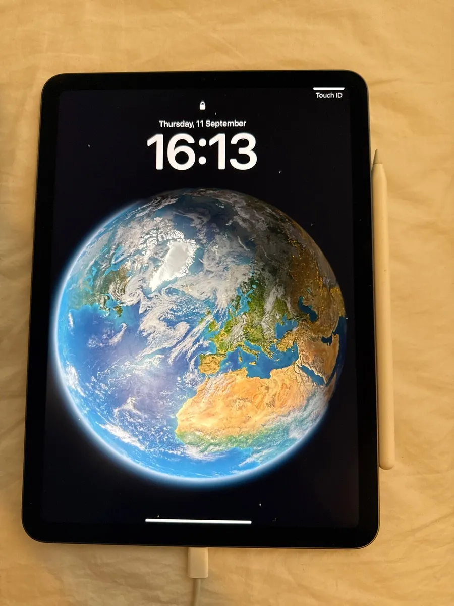 iPad Air 5th gen, heavy duty case, pencil - Image 1