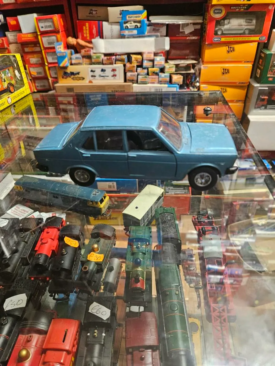Corgi Burago Fiat 1.24 scale - Image 3