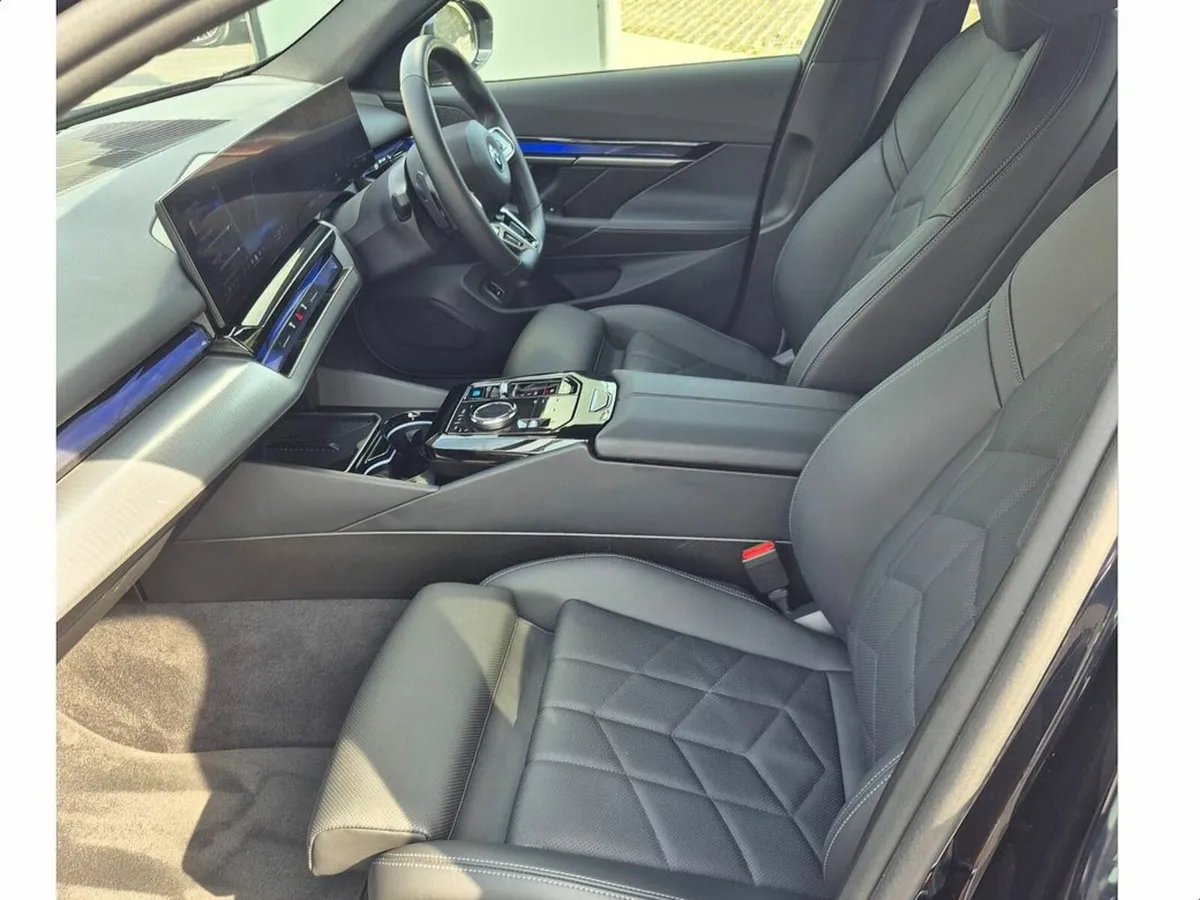 BMW i5 EDRIVE40 M SPORT - Image 2