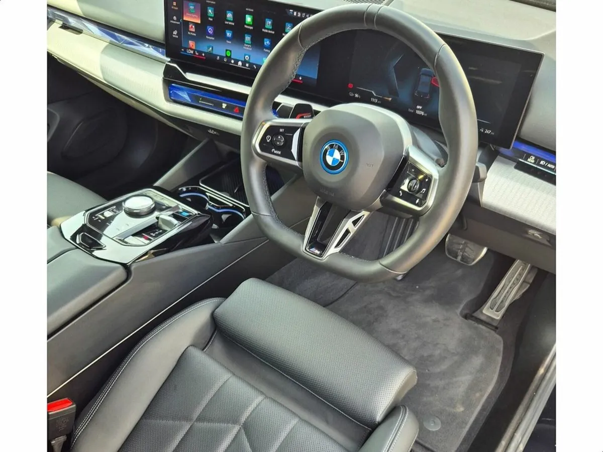 BMW i5 EDRIVE40 M SPORT - Image 3