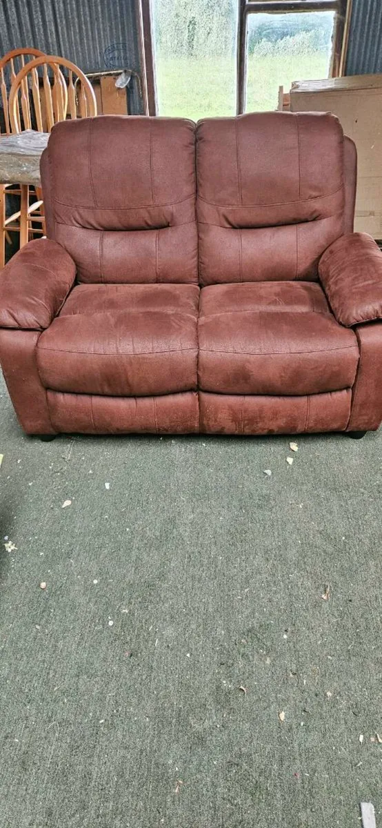 Furniture (sofas & recliners)(table & chairs/beds) - Image 4