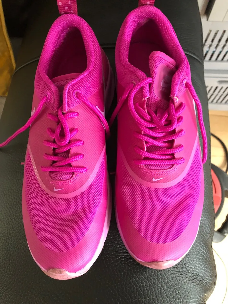 Girls Nike trainers like new size 3.5 €25 - Image 1