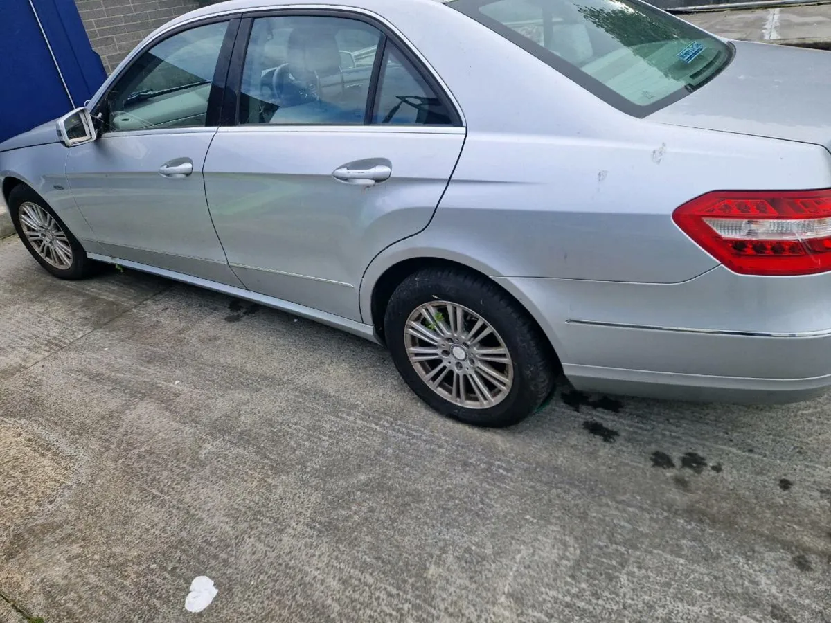 2011 Mercedes e200 READ ADD - Image 3
