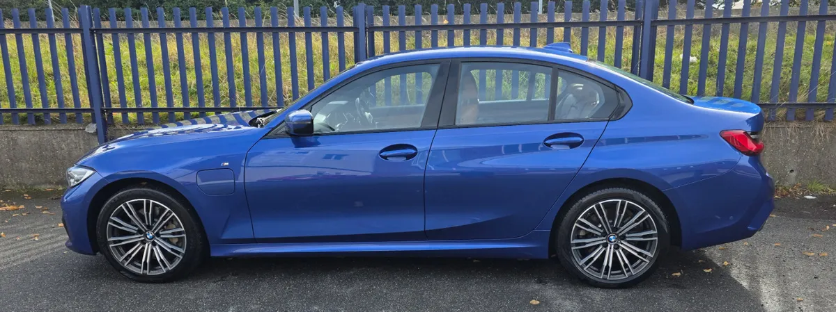 2021 BMW 330E M-SPORT Buiscut interior - Image 2
