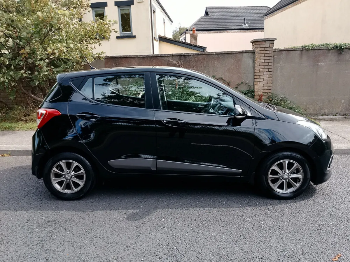 Hyundai i10 Deluxe 4DR - Image 2