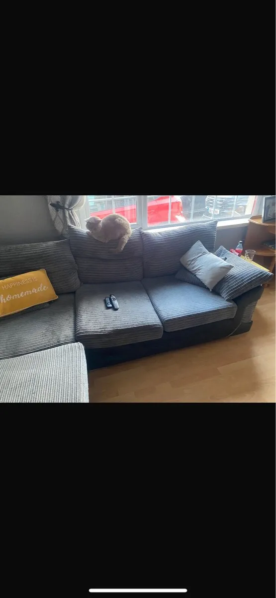 couch - Image 2